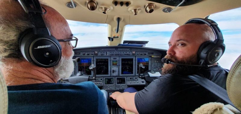 Profissão do pai foi fundamental para que filho se encantasse por aviões (Foto: Arquivo pessoal via BBC Brasil)