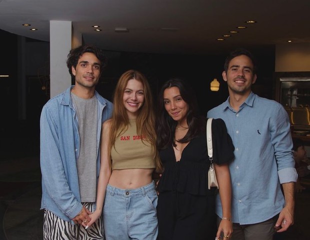 Sarah Poncio com o namorado, Gabriel de Oliveira Rodrigues, e amigos (Foto: Reprodução/Instagram)