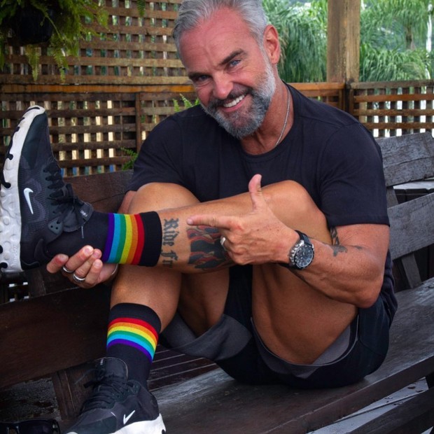 Mateus Carrieri com meia com as cores do arco-íris (Foto: Reprodução Instagram)