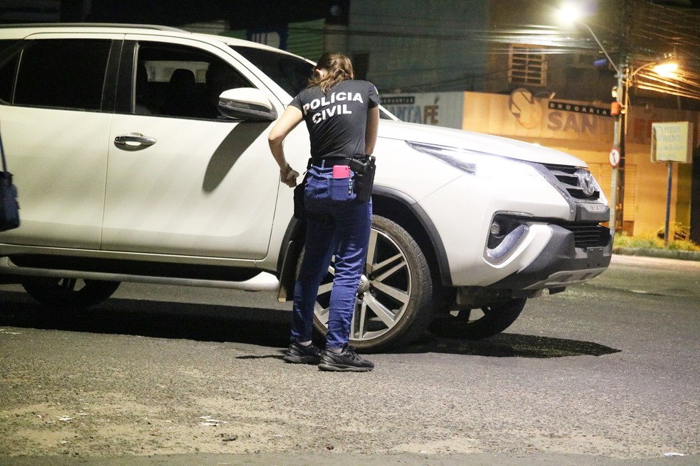 Carro branco representa o veículo do advogado na reconstituição em Teresina — Foto: Andrê Nascimento/g1