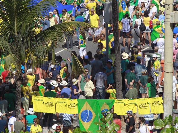 Manifestantes fizeram varal com camisa escrito 'Fora Dilma" (Foto: Rodrigo Gorosito / G1)