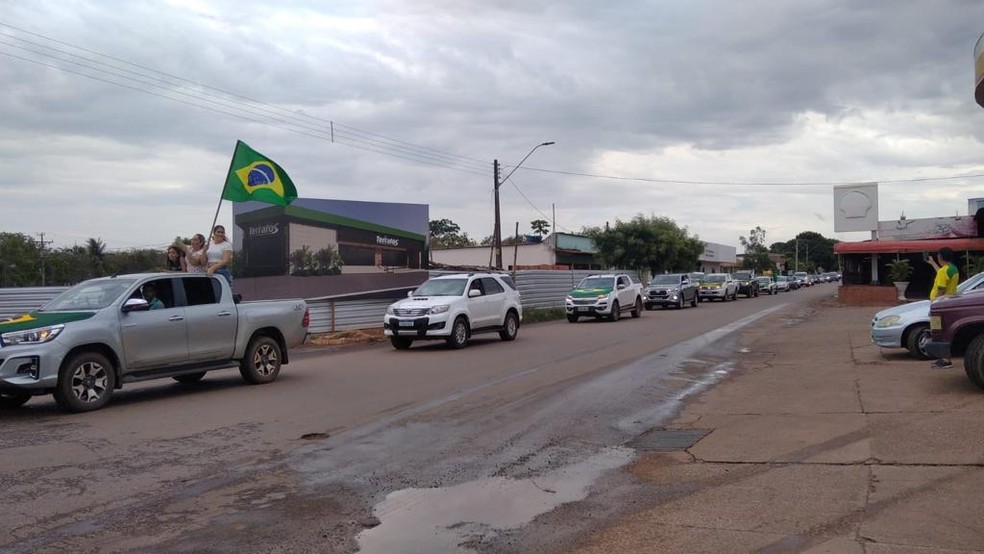 Carros percorreram ruas de Colinas do Tocantins — Foto: Ricardo Fernandes/Diário Tocantinense/Divulgação