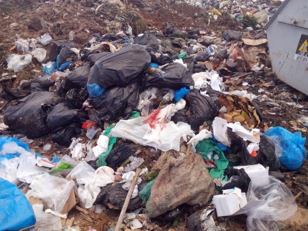 Lixo hospitalar estava misturado a lixo comum (Foto: Divulgação/Slum)
