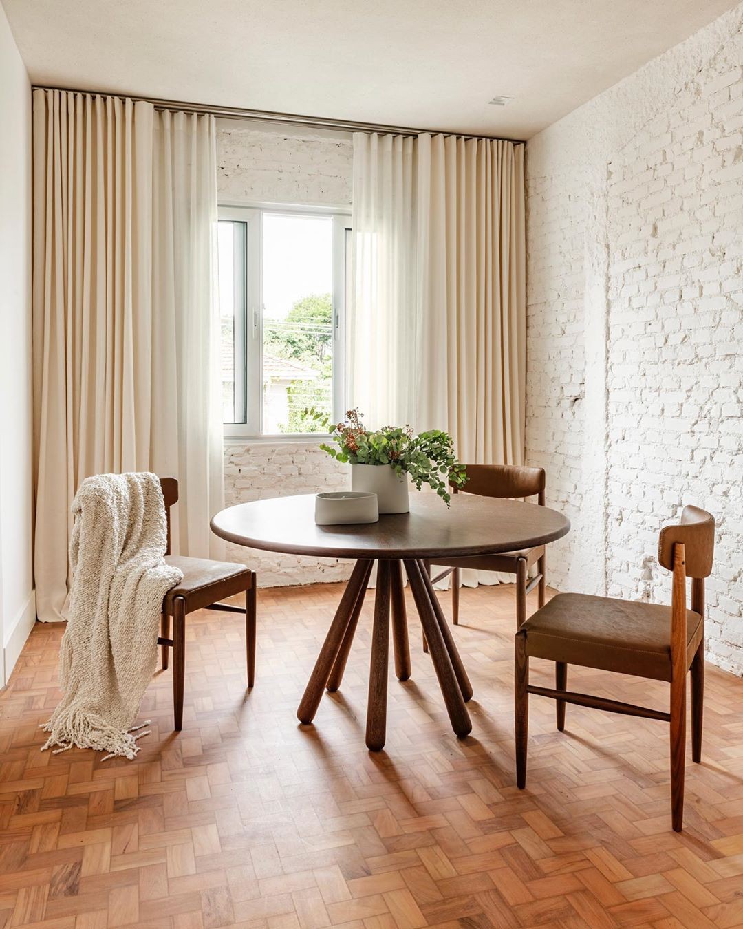Décor do dia: sala de jantar com decoração minimalista e tijolos aparentes (Foto: Renato Navarro)