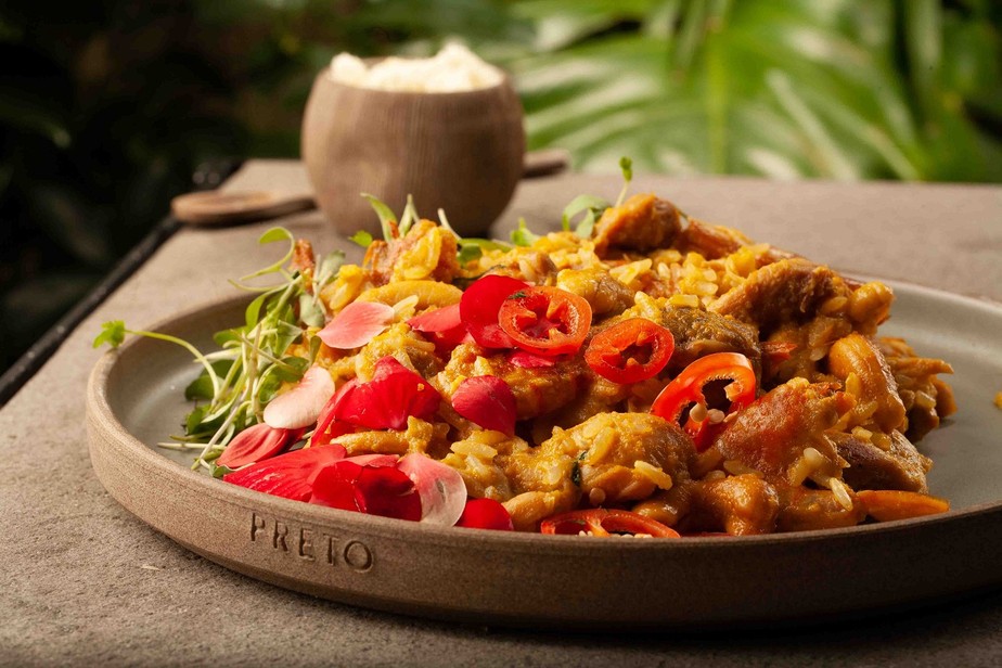 Receita baiana de arroz de xinxim é feita com sobrecoxa de frango desossada ao molho de camarão seco e castanha
