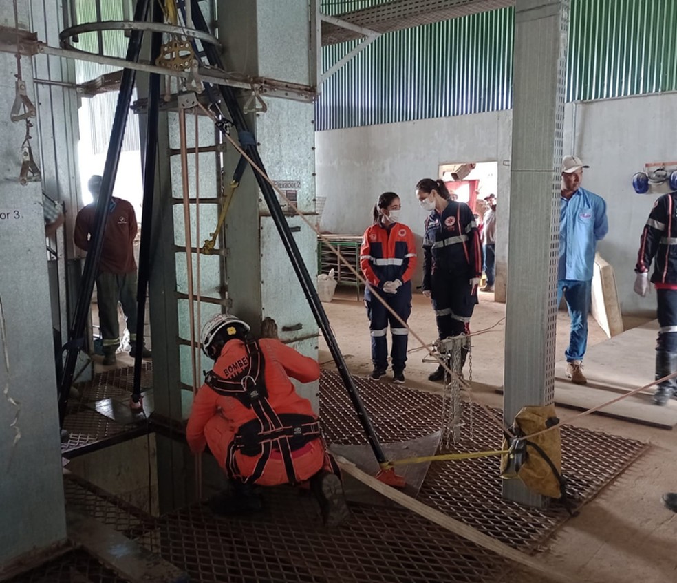 Bombeiros fizeram o regeste do funcionário, que fraturou o fêmur  — Foto: Corpo de Bombeiros
