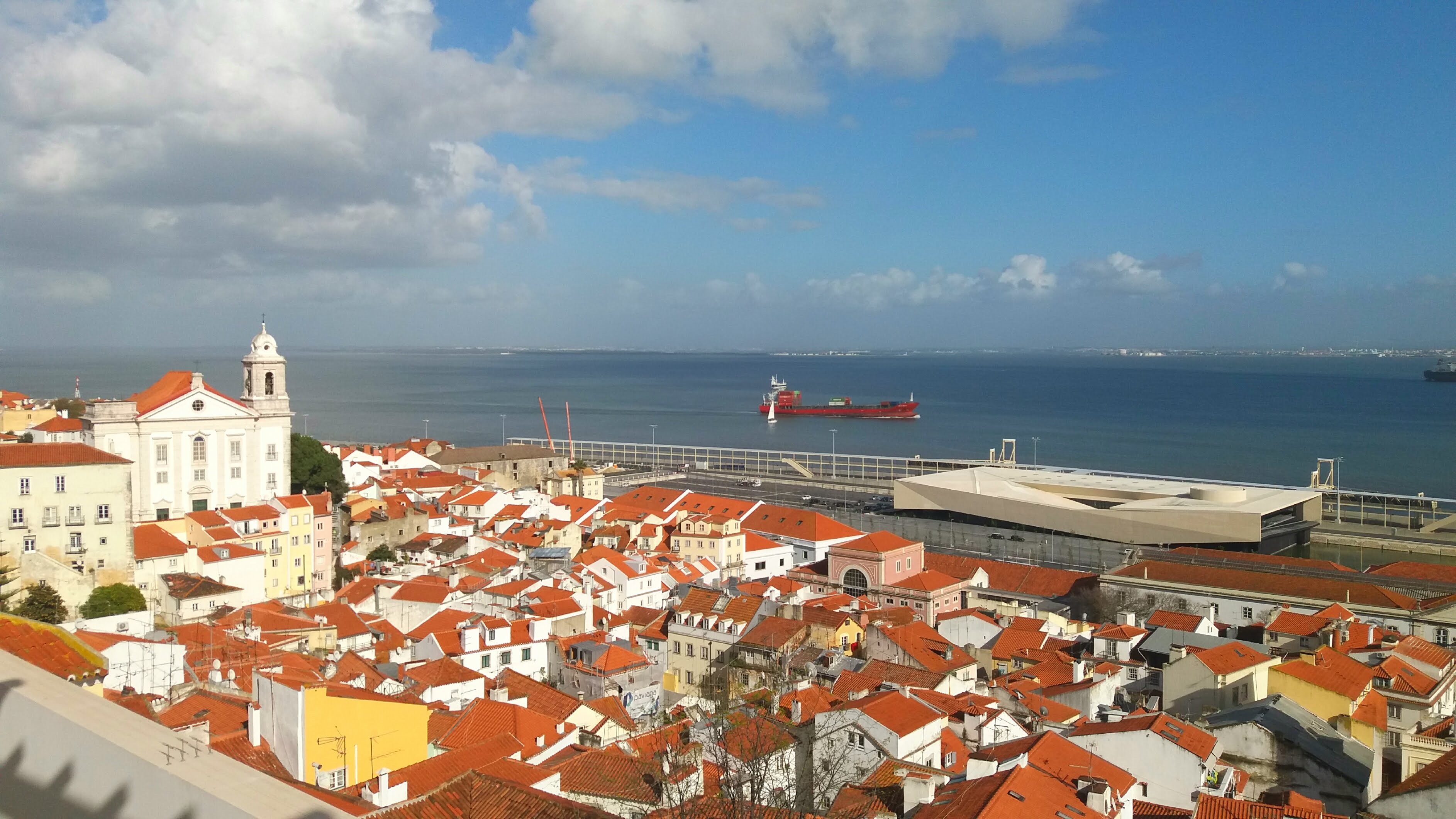 Lisboa vista do Miradouro de Santa Luzia