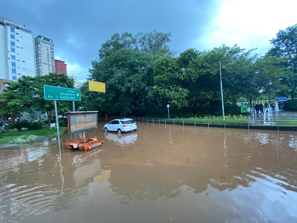Chuva alaga ruas entre avenidas Cidade Jardim e Haroldo Veloso, em SP — Foto: Celso Tavares/G1