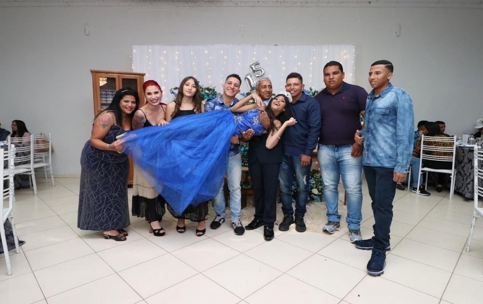 Valdemir ao lado de oito dos nove filhos em comemoração ao aniversário de 15 anos de uma de suas filhas — Foto: Jonathan Nogueira/Arquivo pessoal