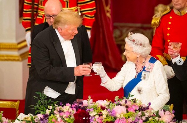 A Rainha Elizabeth 2ª com o presidente norte-americano Donald Trump (Foto: Instagram)