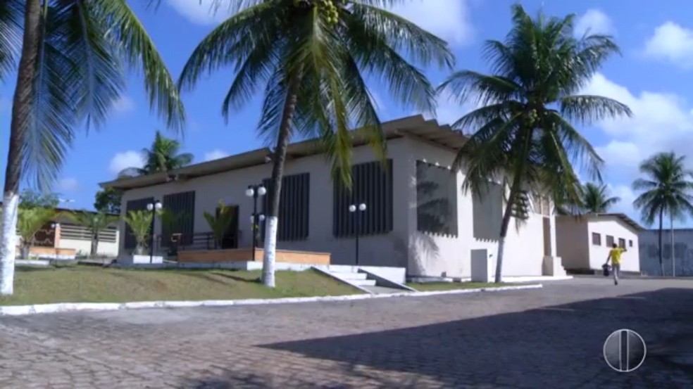 Fuga aconteceu na tarde desta segunda-feira (11). Menores fizeram uma escada humana para fugir — Foto: Reprodução/Inter TV Cabugi