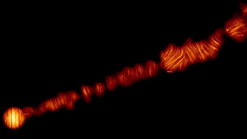 Imagem mostra jatos de luz polarizada escapando do buraco negro (Foto: ALMA (ESO/NAOJ/NRAO)