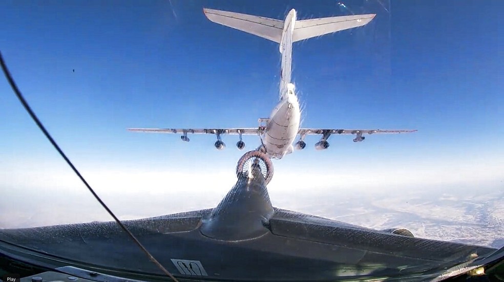 Imagem de 2018 mostram bombardeio russo Tu-95MS sendo reabastecido no ar. — Foto: Ministério da Defesa russa via AP