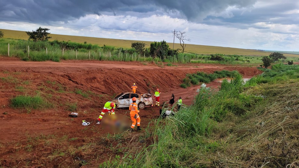 Carro com seis passageiros capota e três crianças ficam feridas na BR-365, em Ituiutaba