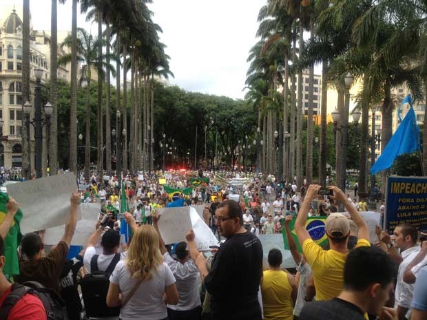 "Marcha da Família" percorreu ruas do Centro até chegar à Praça da Sé (Foto: Tatiana Santiago/G1)