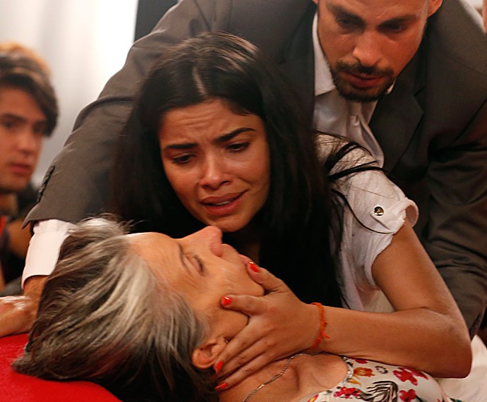 Toia socorre a mãe e chora de desespero (Foto: Ellen Soares/Gshow)
