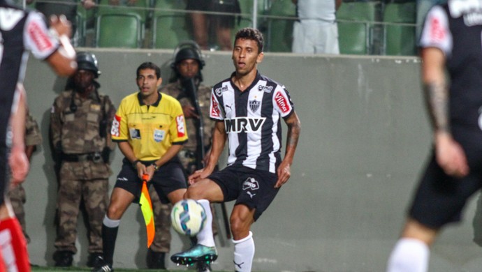 Marcos Rocha em ação contra o Internacional (Foto: Bruno Cantini/Flickr do Atlético-MG)