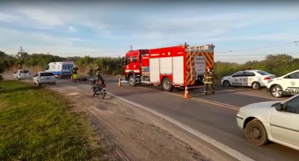 Mulher morre após ser atingida por carro e atropelada por caminhão na Rodovia Hermínio Petrin, que liga Piracicaba a Charqueada. — Foto: Edijan Del Santo/EPTV