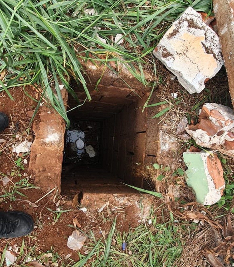 Mulher foi encontrada em um buraco com cerca de 3 metros de profundidade, em Londrina — Foto: Guarda Municipal/Divulgação