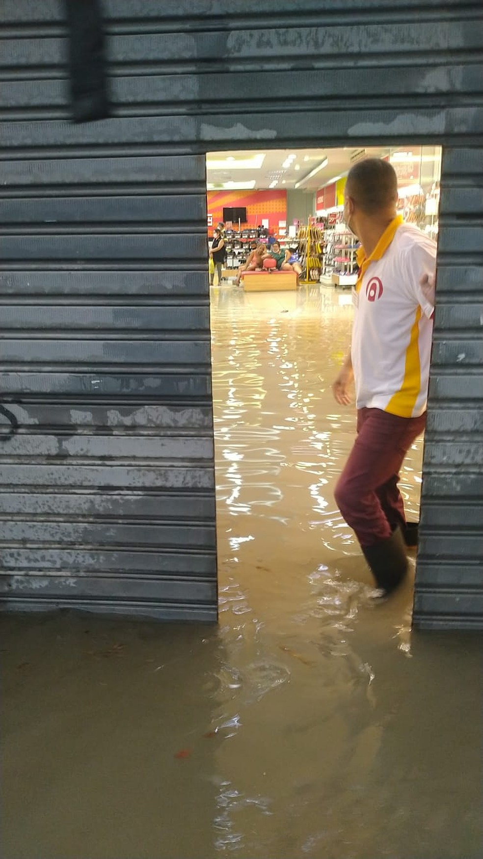 Loja é invadida pela água na região do Calçadão — Foto: Thiago Monte Claro/Arquivo pessoal