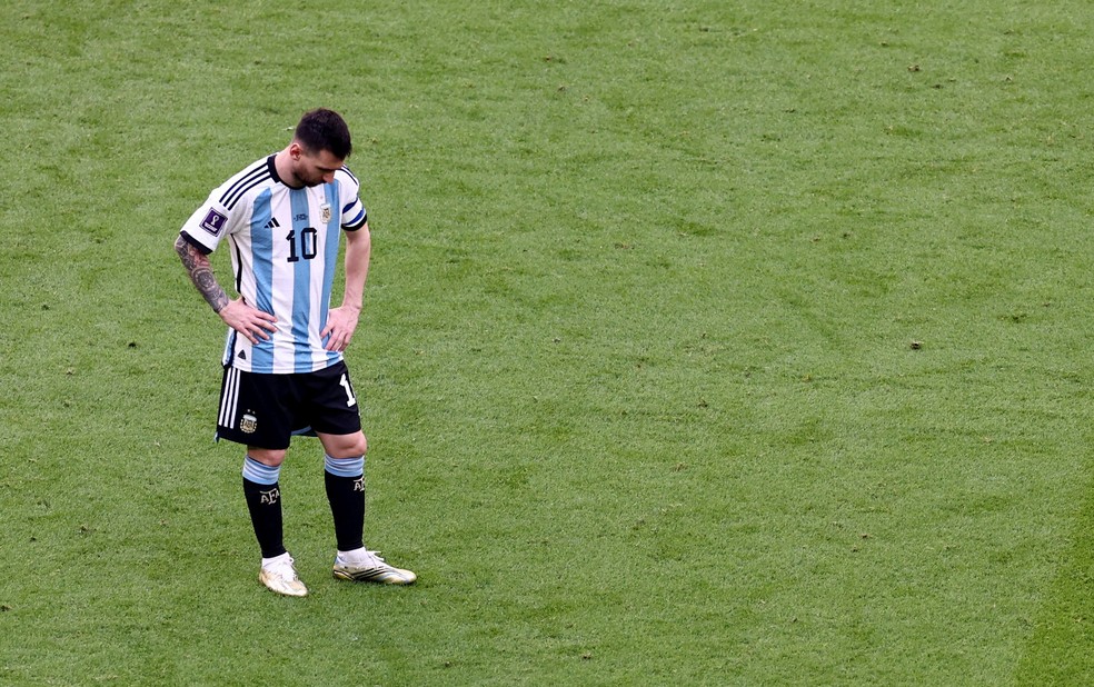O jogador argentino Lionel Messi reage após o time da Arábia Saudita marcar seu primeiro gol  — Foto: REUTERS/Marko Djurica