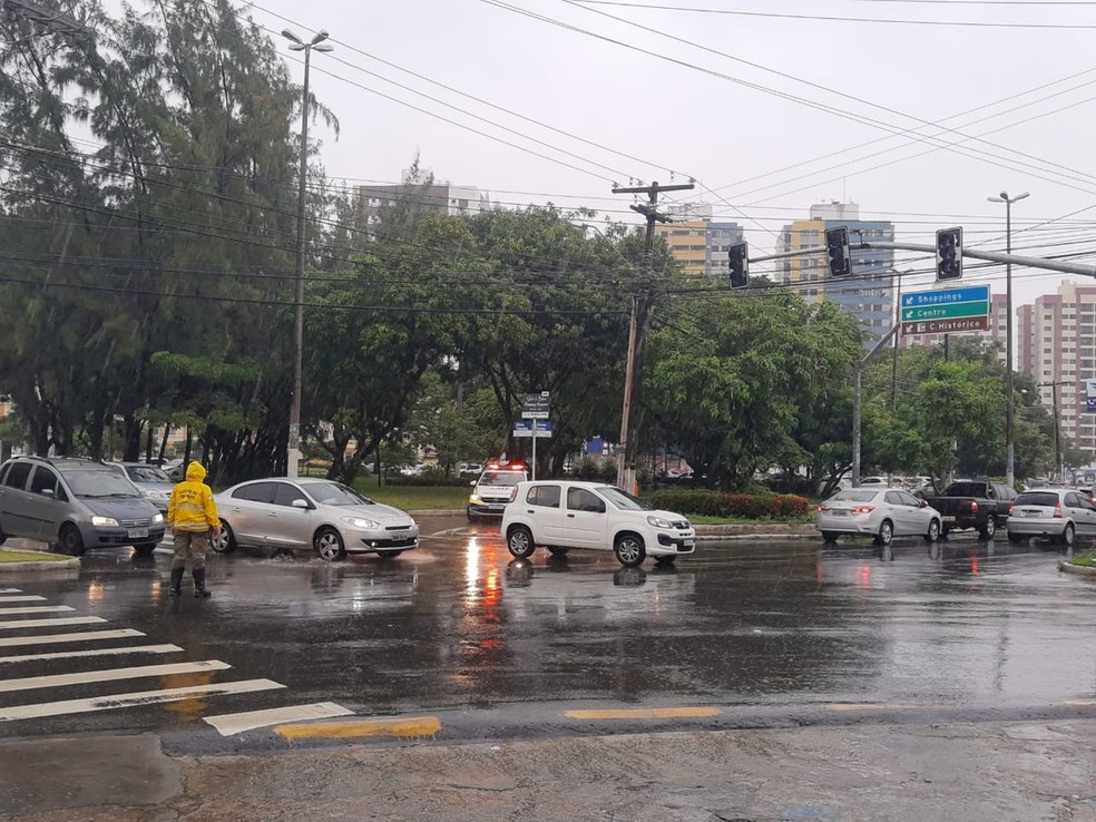 Semáforos desligados durante chuvas em Aracaju — Foto: Anderson Barbosa/TV Sergipe