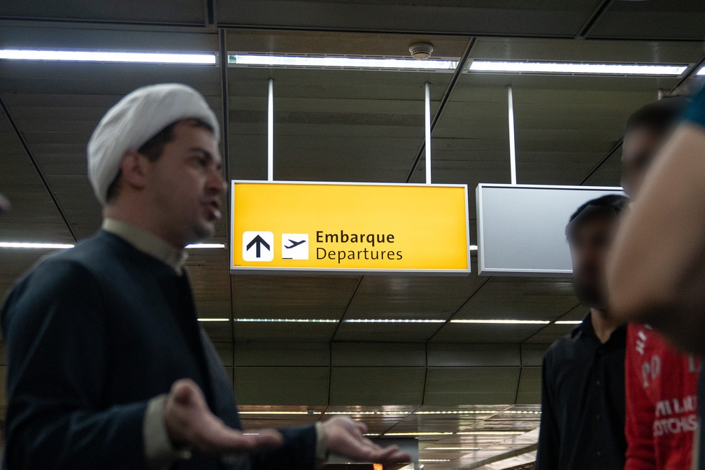 Sheik Rodrigo Jalloul conversando com afegãos no Aeroporto de Guarulhos — Foto: Fábio Tito/g1