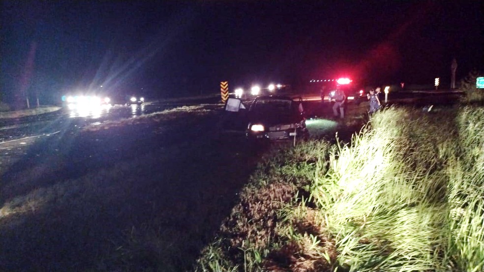 Batida entre carro e caminhão matou homem e adolescente e deixou duas pessoas gravemente feridas — Foto: Polícia Rodoviária