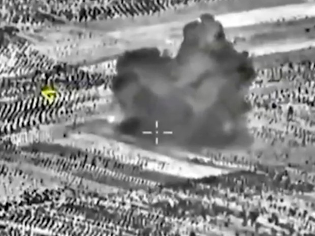 Captura de tela do site oficial do Ministério da Defesa da Rússia mostra ataque de aeronave na Síria (Foto: AP/ Imprensa do Ministério da Defesa da Rússia)