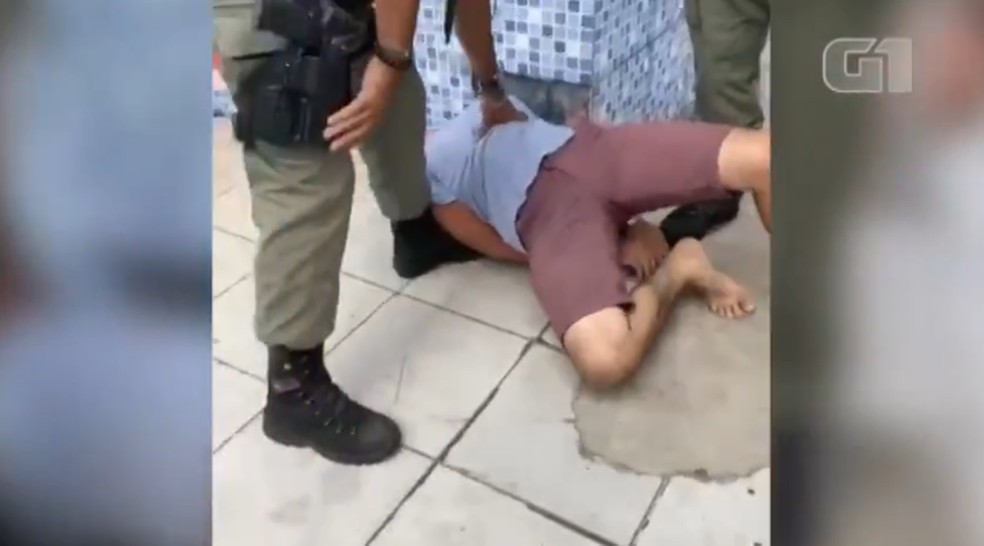 Lojista passa mal após ser detido e algemado pela PM ao descumprir decreto em Teresina — Foto: Reprodução