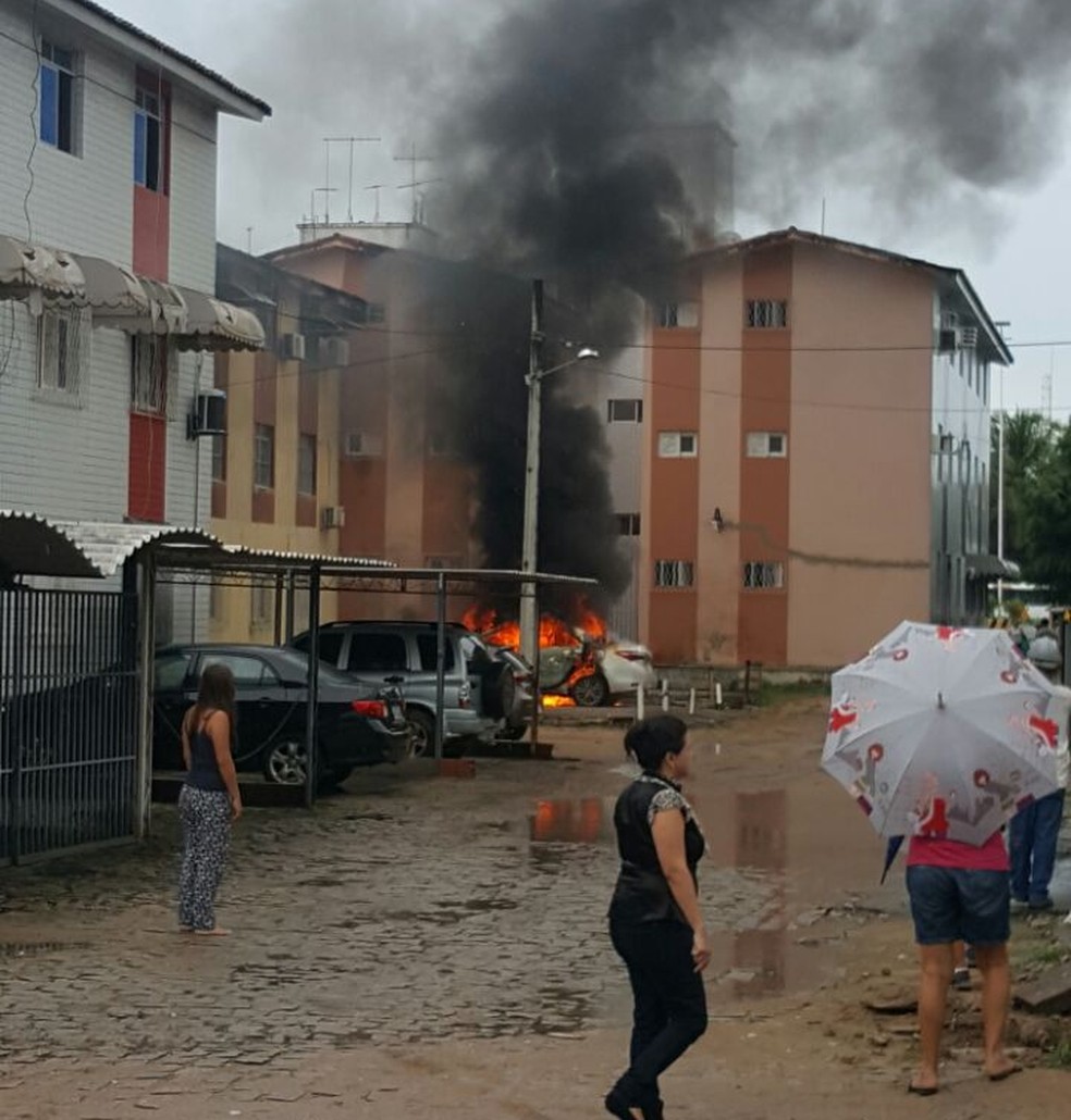 Carro foi encontrado queimado perto do local do crime (Foto: Divulgação/PM)