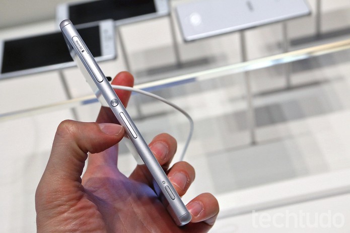 Xperia Z3 tem corpo mais leve e fino, além de opções de cores (Foto: Fabricio Vitorino/TechTudo)