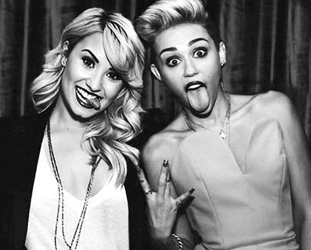 Demi Lovato e Miley Cyrus, na época em que eram amigas (ou aparentavam ser) (Foto: reprodução)