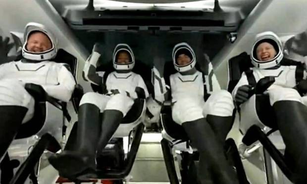Tripulantes da SpaceX comemoram volta para Terra e acenam para a câmera (Foto: Reprodução)