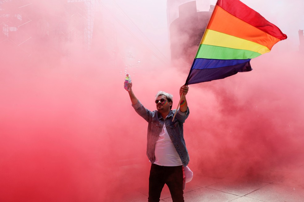 Imagem de um homem que comemora o orgulho LGBT na cidade do México, em 27 de junho de 2020 — Foto: Henry Romero/Reuters