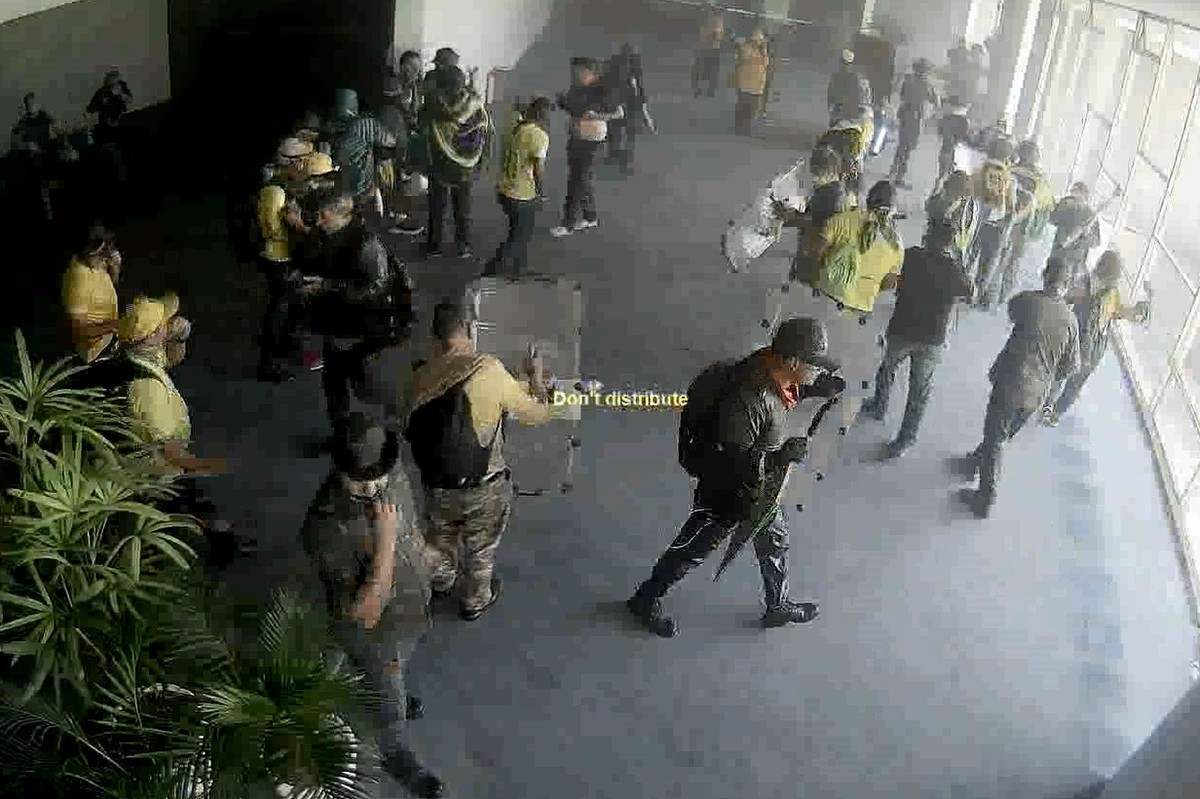 Exclusivo: Vídeos de câmeras de segurança mostram como golpistas invadiram o Congresso; veja imagens