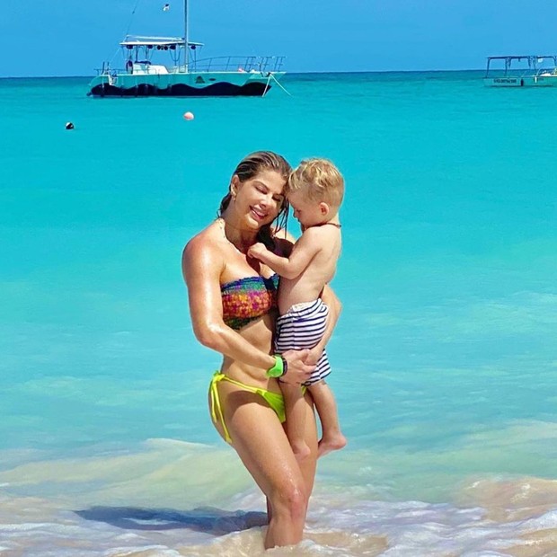 Karina Bacchi ao lado do filho Enrico (Foto: Reprodução/ Instagram )