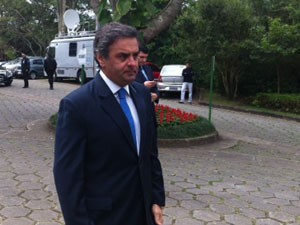 O senador Aécio Neves compareceu ao velório de Civita  (Foto: Tatiana Santiago/g1)