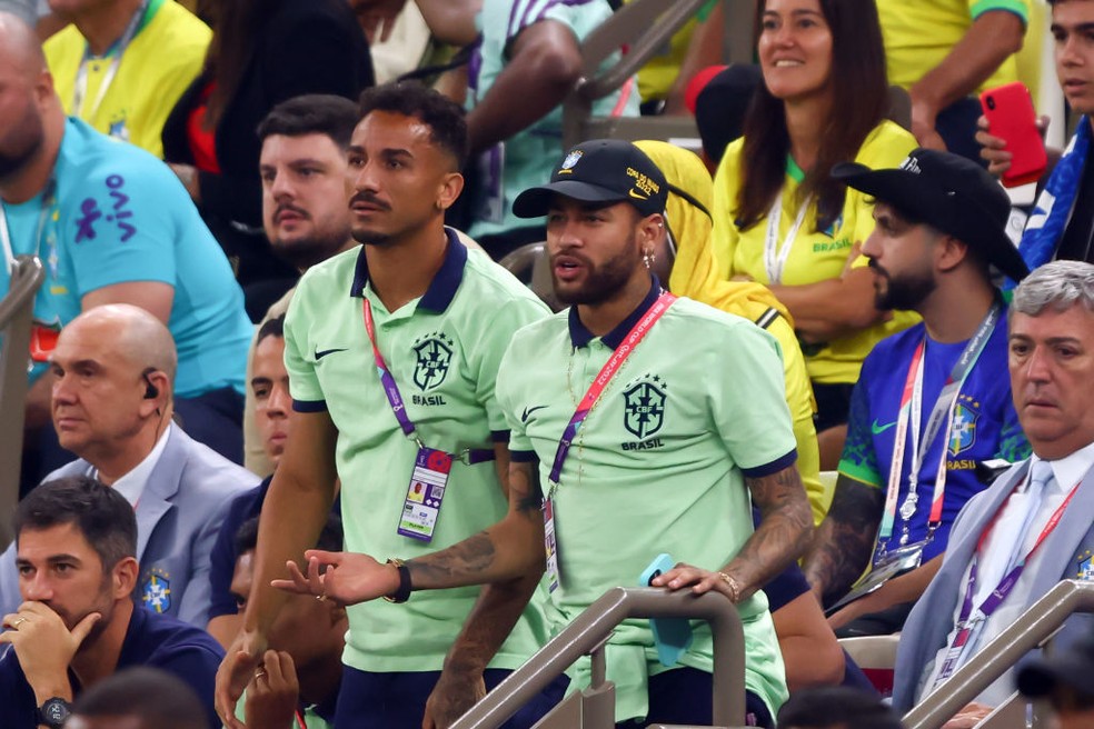 Danilo e Neymar assistem a Brasil x Camarões na arquibancada — Foto: Reprodução/Twitter da Fifa