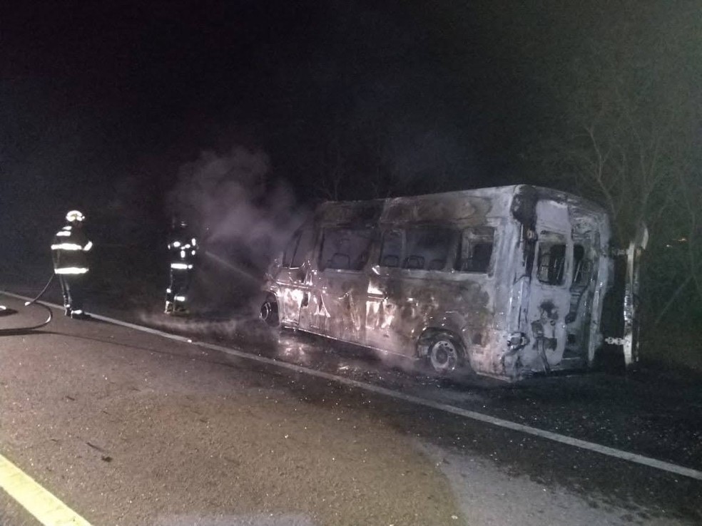 Van ficou completamente destruída após o incêndio — Foto: Corpo de Bombeiros