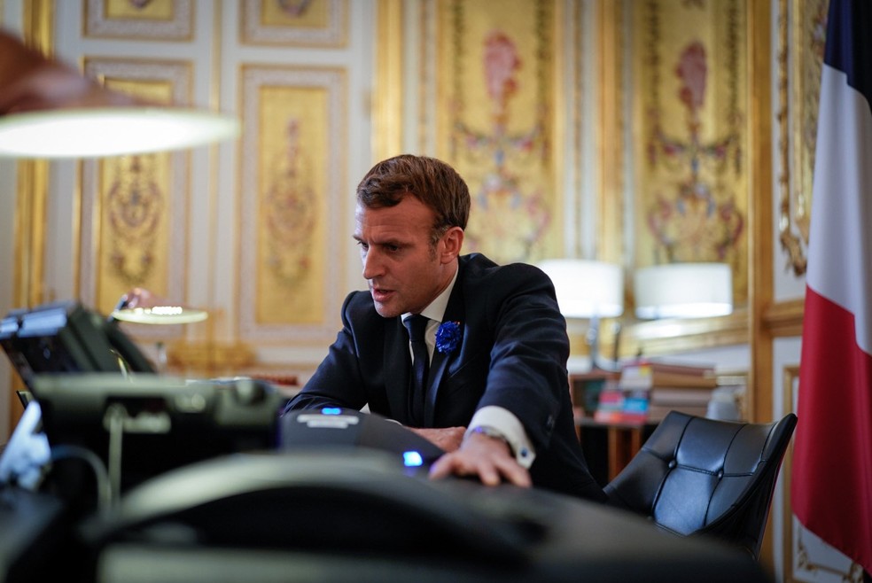Presidente francês Emmanuel Macron em seu escritório no Palácio do Eliseu, em Paris, em 10 de novembro — Foto: Reprodução/Twitter/Emmanuel Macron