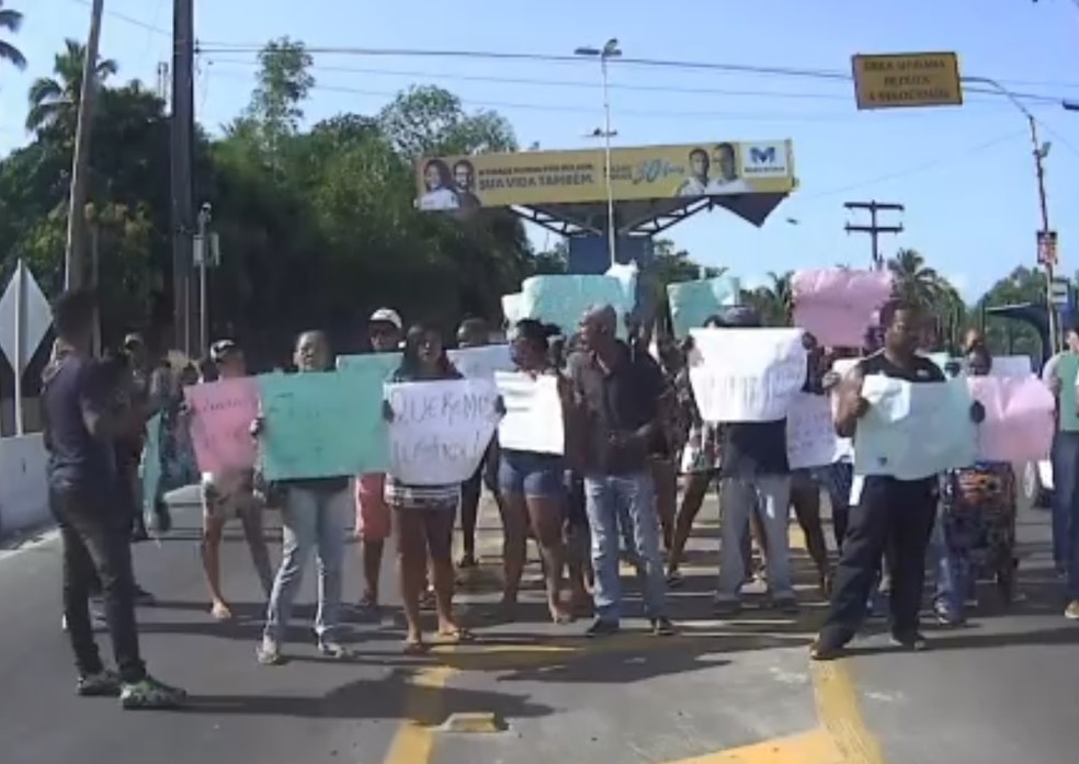Grupo protesta na BA-523, em Madre de Deus  — Foto: Reprodução/TV Bahia 