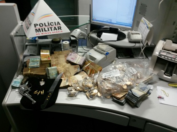 Todo dinheiro roubado foi recuperado (Foto: Divulgação/PM)