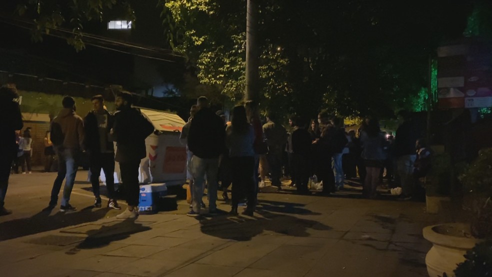 Imagens foram feitas por volta da 1h de sábado (11) — Foto: Reprodução