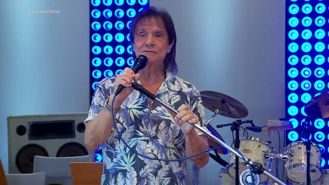 Roberto Carlos comemora aniversário de 79 anos com live