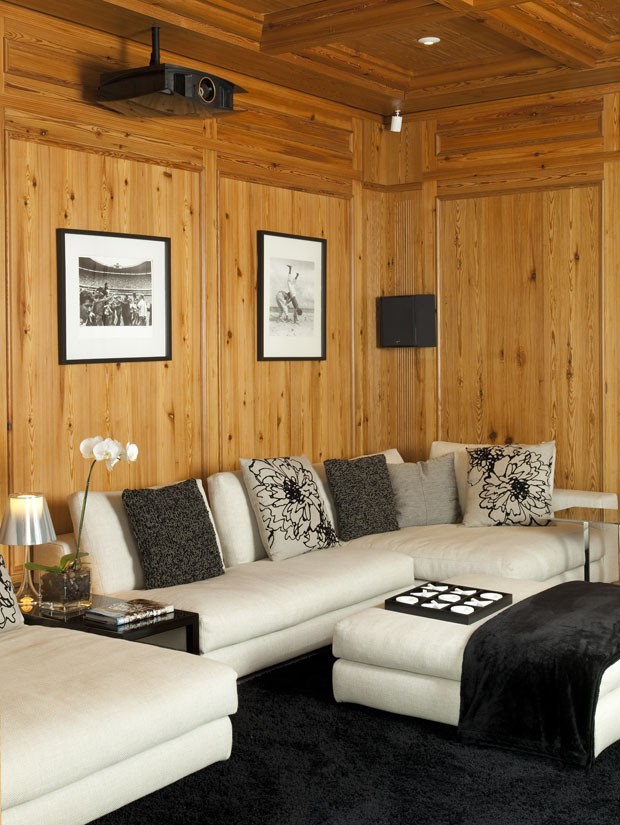 Arte e design entre vãos envidraçados compõem décor em casa de 796 m² (Foto: Divulgação)