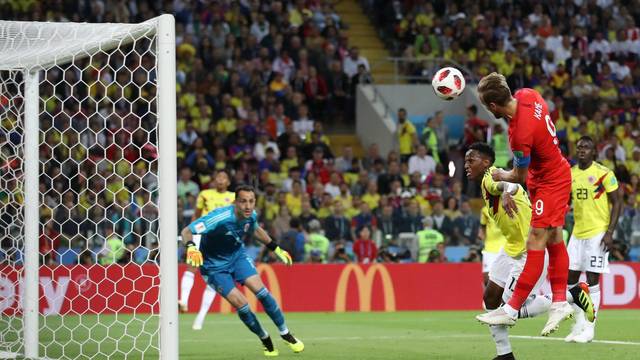 Harry Kane cabeceia e quase marca para a Inglaterra