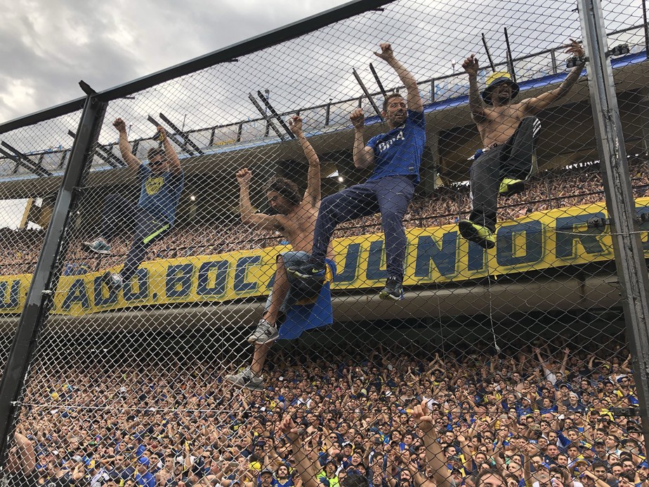 Da tempestade para a bonança: repórter mostra o dia da torcida na Bombonera em Boca x River