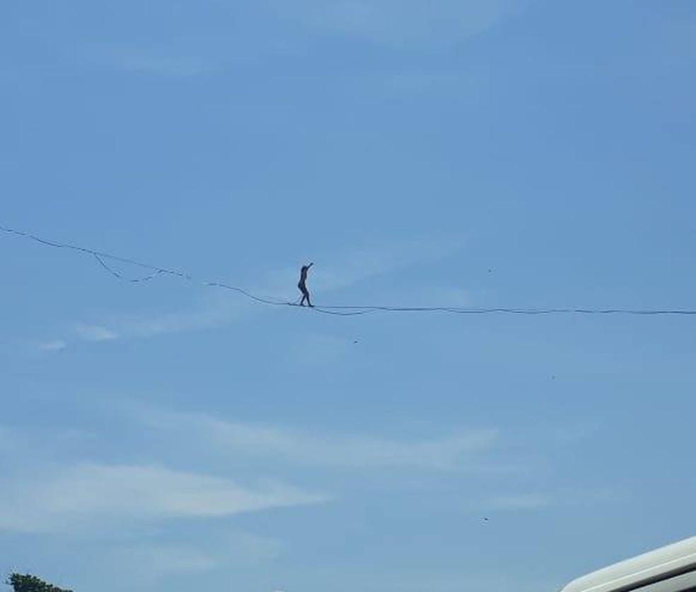 Grupo foi visto de vários pontos do bairro Canto do Forte, onde corda foi estirada — Foto: Reprodução/Praia Grande Mil Grau