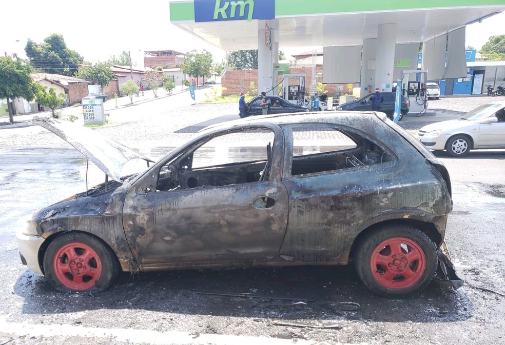 Condutor parou o veículo próximo a posto de combustíveis na Zona Norte de Teresina — Foto: Divulgação/Corpo de Bombeiros
